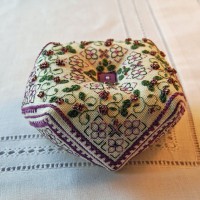 Бискорню — схемы модной вышивки крестиком