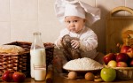 Чем занять ребенка на кухне — 10 идей