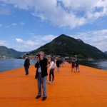 Художник в Италии дал людям возможность пройтись по воде