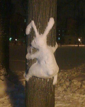 Новогодний заяц из снега
