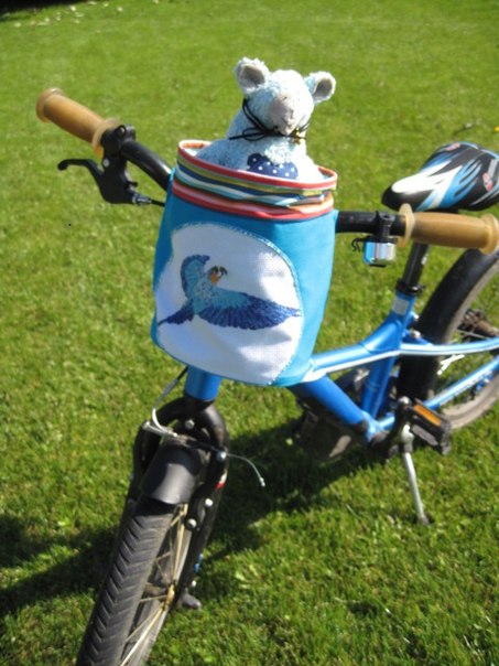 велосипед, спереди корзина для вещей, украшенная вышивкой крестом - голубой попугай
