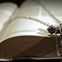 Из чего состоит христианская Библия и как она влияет на человека