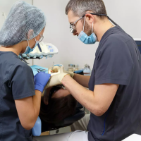 Как проходит двухэтапная имплантация зубов: какие методы обезболивания есть