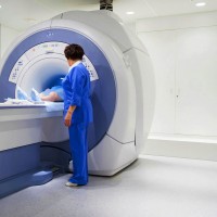 Как проходит МРТ мозга: цена, показания, подготовка