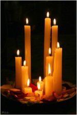 Церковные свечи помогают молитве православных