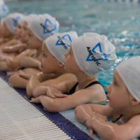 Взмахи и грация: путь к успеху в спортивной школе синхронного плавания в Москве