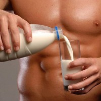 Можно ли пить молоко мужчинам
