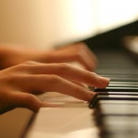 Как играть на пианино — для начинающих
