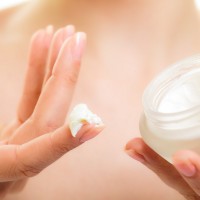 Как восстановить и увлажнить кожу рук быстро: полезные маски