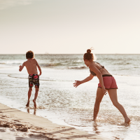 Игры на пляже – во что поиграть с детьми на песке